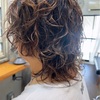 この夏人気の【くせ毛風ゆるふわウェーブ】ハイライトミックスで軽さと動きをプラス