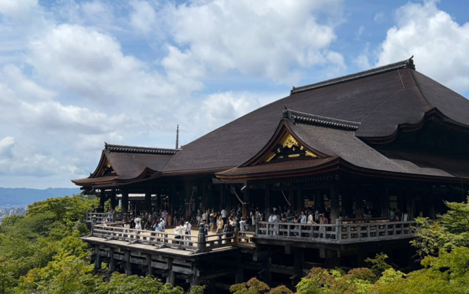 千年を超える清水寺の佇まいをそのままに。歴史ある景観を守りながら「清水の舞台」に通信を届けるネットワーク対策