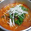 人気の冷麺屋さんでユッケジャンをいただく。