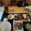 新宿駅西口で夜でも定食が食べられる貴重なお店！「炭火割烹三是（みこれ）」でソイの煮魚定食とマグロ握りを堪能