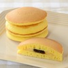 ローソンから「プリン風パンケーキ 2個入」が新登場！カスタードとカラメルをサンドしたコンビニ菓子パン新商品です
