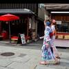 京都を、ペラペラの貸着物で歩く観光客さん。やっぱり変！
