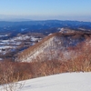 急斜面を登りきって振り返ると、遠くに月山が見えました