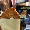 再びの道の駅うきはで、でっかい「羽カツ」をつまむおじさん