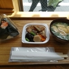 むす美（台東区上野）の鮭おにぎりと筑前煮と味噌汁