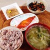 野菜スープ、焼き鮭、ひじき煮、納豆。