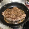 肉を焼く