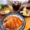 今日の朝食ワンプレート、クロワッサン、アイスコーヒー、鯖塩焼き、バナナブルーベリーシリアルヨーグルト