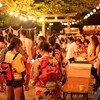 夜の散歩で立ち寄った盆踊り会場でノスタルジックな気分にひたる