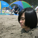 カップ麺と褪せた背表紙