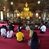 ［ま］タイのお寺で祈祷をお願いして手首にサーイシン（聖糸）を結んでもらおう @kun_maa