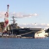 予約なし当日券で乗船する「横須賀軍港めぐり」は2階で空母が見える右側席が人気