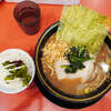 家系ラーメン大輝家 日吉店 - フォロワーサービス "フライドオニオン"。硬めかなり薄め少なめ。粘度を感じさせる絶妙に丁度良い乳化スープ。温度もしっかり熱々。フライドオニオンは割と速攻でしなしなモードだが、これはこれで。良部位のスモーキー香るチャーシュー。たまにはこう言うラーメンもやっぱり悪くないなと再認識。