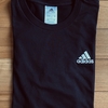 adidasのスモール刺しゅうロゴ半袖Tシャツ（ブラック）