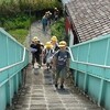 登校の様子　東方面から来る歩道橋