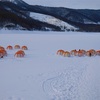 冬の湖上でワカサギ釣り