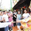 夏至到来！観光地で漢服姿のパフォーマーが「忘情水」を観光客に無料配布　陝西省