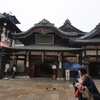 雨の道後温泉本館