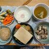 野菜味噌汁。茄子の浅漬け。高野豆腐。レンチン目玉焼き。いわし水煮缶。