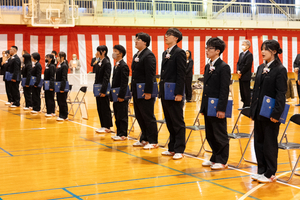 最後の卒業生12人学び舎巣立つ　3月末閉校の県立久比岐高校