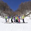 青空で雪が溶けるほどの暖かさ