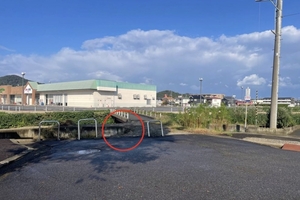 鉄製の車止め盗まれる　上越市春日野2の住宅街市道