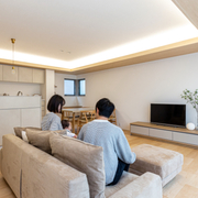 築50年の家を「鉄骨造りの注文住宅」に建て替え。耐震性と居心地の良さを兼ね備えた安心して子育てできる住まいに
