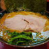駒岡家 - 「麺柔らかめ」「味かなり薄め」検証。スープは味自体も普通に感じるし飲みやすく、かなり好みに仕上がっていたが、後半に少し味変に卓上を頼る隙が。麺はコシを失わない範囲で絶妙な茹で加減。ただやたら熱い。一丼の中に違う温度のものが共存している感じが少しちぐはぐな印象。総合的には前回の "ただの味薄め" の方がバランス良いカスタムだったかもしれない。