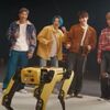 ロボット犬7台がBTSの曲で見事なダンス、本人たちとの交流も【動画】