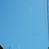 2013/05/08　坂道を上っていると東の空に二つの飛行機雲