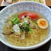 静かにラーメンをすする