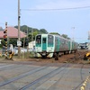 車両増結撮影前に徳島駅近くの踏切で