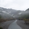 小雨降るなか、この山里の風景を撮影