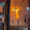 夜だるま速報/新潟県上越市本町２丁目付近 建物から激しい炎あがる火災