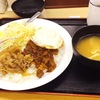 松屋の坦々エッグプレートはピリ辛角切り肉の男子飯