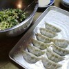 餃子を包みながら、、