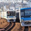年末なので朝焼けに包まれる狛江駅で小田急の通勤ラッシュを捉える