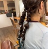 スーパーロング【ターコイズブルーの毛先カラー】リボンみつあみツインのヘアアレンジ