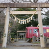鳥居の間を養老鉄道が通過する『杉生神社』