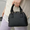 「“コーデ迷子”にさよなら！今っぽさも機能性も叶う、AZUL by moussy『ダブルジッパーミニバッグ』で毎日がもっと自由に」