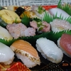 火曜市限定にぎり寿司＋小さなおうどん「梅じそ」