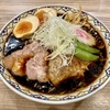 【今週のラーメン４９０６】くじら食堂 nonowa東小金井店（東京・東小金井）特製ブラック 細麺大盛 ＋ 辛玉 ＋ サッポロラガービール 赤星 中瓶　〜実はこの店の隠れ人気メニュー！見栄えに反して円やかさも染み入る名物ブラック系拉麺旨し！