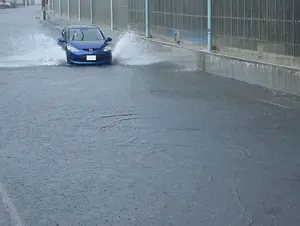 冠水した道路を走った車の修理はどうする？費用の目安や注意点を整備士が解説