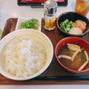 すき家でまぜのっけ朝食の納豆に、ご飯大盛りの朝ご飯。
