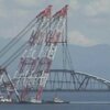 牛根大橋を吊り上げて錦江湾を運ぶクレーン船