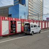 会社近くに借りている倉庫で、軽バンの道具を