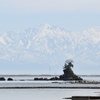 雪山を望む雨晴海岸へ