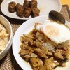 【今日の食卓】カオガパオ（鶏肉のバジル炒めご飯）とサイ・ウア（タイ北部のソーセージ）。