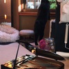 黒猫とピアノのおもちゃ。