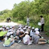 「佐久の季節便り」、雨の中、「蓮田（はすだ）」の除草を進めました。